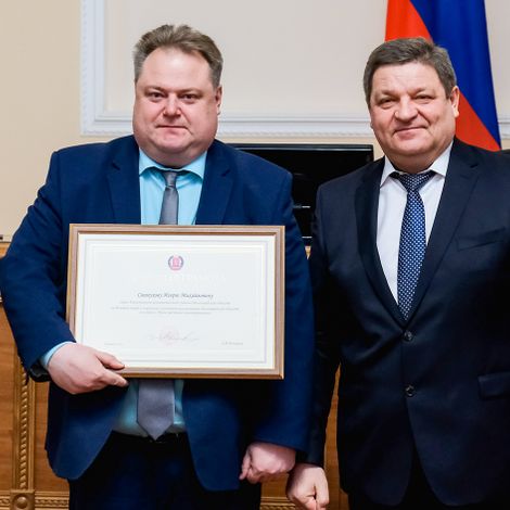 И.М.Свинухов получает Почетную грамоту губернатора Волгоградской области из рук Г.А.Шевцова.